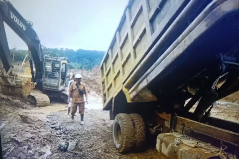 Pemkab Pasaman Barat percepat pembukaan jalan tertimbun longsor Pemkab Pasaman Barat percepat pembukaan jalan tertimbun longsor