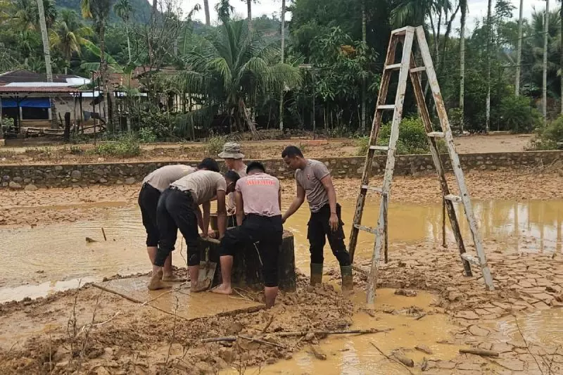 Brimob Sumut bersihkan sumur di Tapanuli Tengah guna kebutuhan warga Brimob Sumut bersihkan sumur di Tapanuli Tengah guna kebutuhan warga