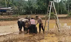 Brimob Sumut bersihkan sumur di Tapanuli Tengah guna kebutuhan warga