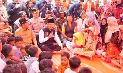 Gus Ipul tinjau dapur umum dan serahkan santunan korban bencana di Pidie Jaya Gus Ipul tinjau dapur umum dan serahkan santunan korban bencana di Pidie Jaya