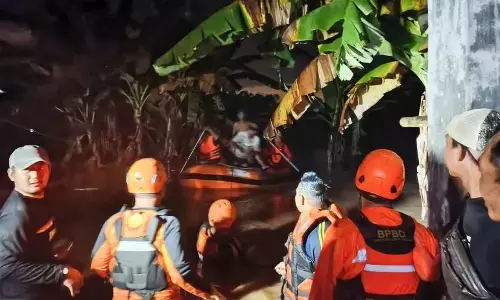 Basarnas Banyuwangi evakuasi tiga warga terjebak banjir Basarnas Banyuwangi evakuasi tiga warga terjebak banjir