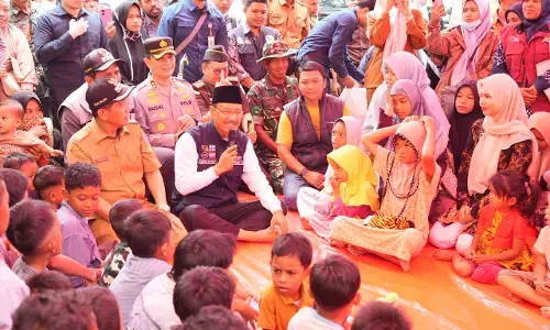 Gus Ipul tinjau dapur umum dan serahkan santunan korban bencana di Pidie Jaya