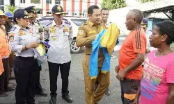 Pemkot Jayapura tata perparkiran lewat pemberian seragam juru parkir