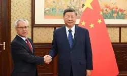 Xi Jinping mendengarkan laporan kerja Sam Hou Fai Xi Jinping mendengarkan laporan kerja Sam Hou Fai