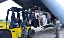 Hercules TNI AU antar sling baja untuk pembangunan jembatan di Aceh