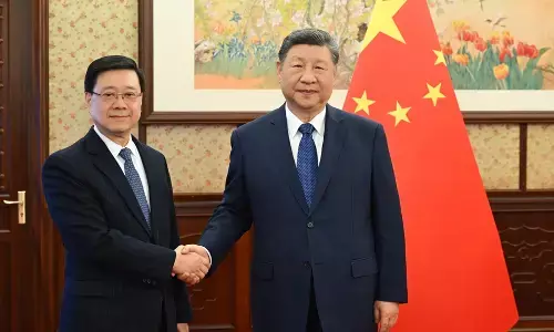 Xi Jinping mendengarkan laporan dari John Lee Ka-chiu Xi Jinping mendengarkan laporan dari John Lee Ka-chiu