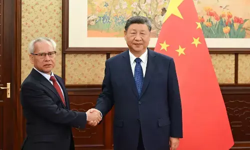 Xi Jinping mendengarkan laporan kerja Sam Hou Fai