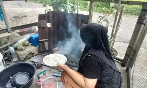 Warga di Aceh Barat Daya gunakan kayu bakar untuk memasak Warga di Aceh Barat Daya gunakan kayu bakar untuk memasak