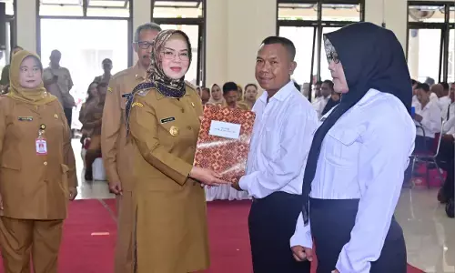Ribuan pegawai non-ASN di Sukoharjo terima SK PPPK paruh waktu Ribuan pegawai non-ASN di Sukoharjo terima SK PPPK paruh waktu