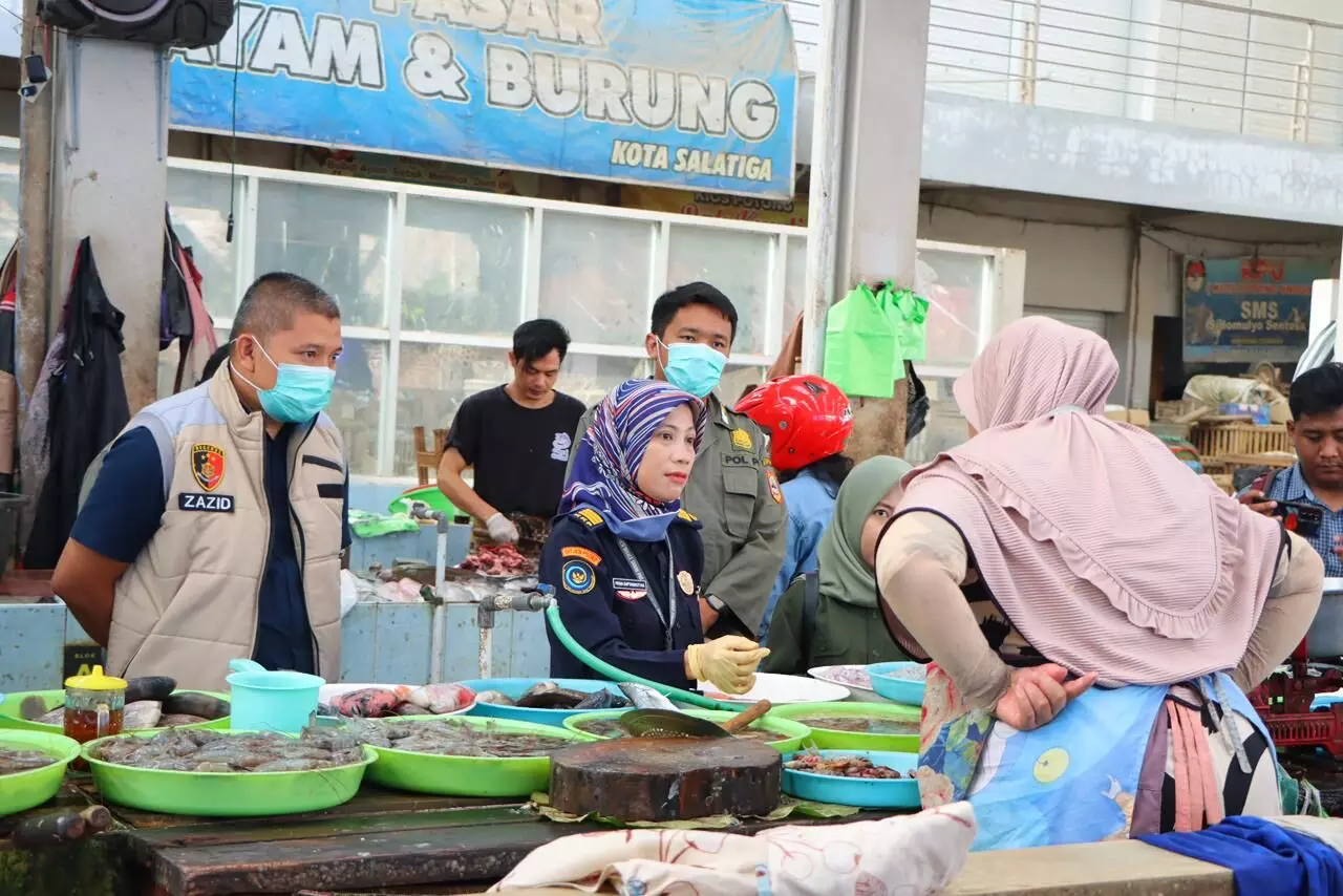 Jelang Nataru, tim gabungan temukan makanan mengandung zat berbahaya di Pasaraya Salatiga Jelang Nataru, tim gabungan temukan makanan mengandung zat berbahaya di Pasaraya Salatiga