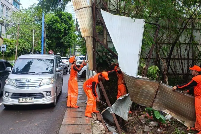 Petugas tangani pagar seng roboh halangi jalan di Setiabudi Petugas tangani pagar seng roboh halangi jalan di Setiabudi