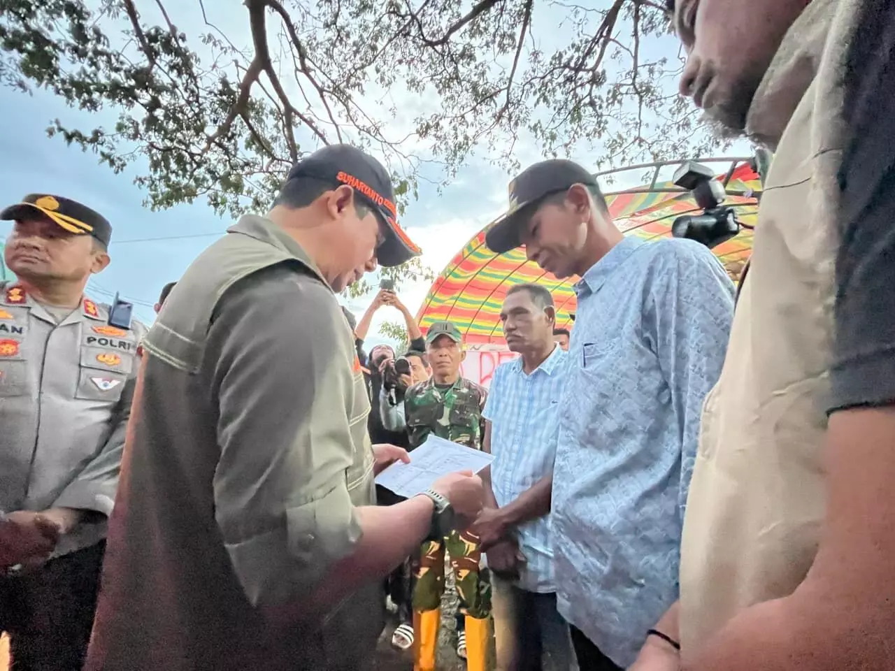 Kepala BNPB pastikan bantuan terus disalurkan secara bertahap untuk korban banjir Kepala BNPB pastikan bantuan terus disalurkan secara bertahap untuk korban banjir