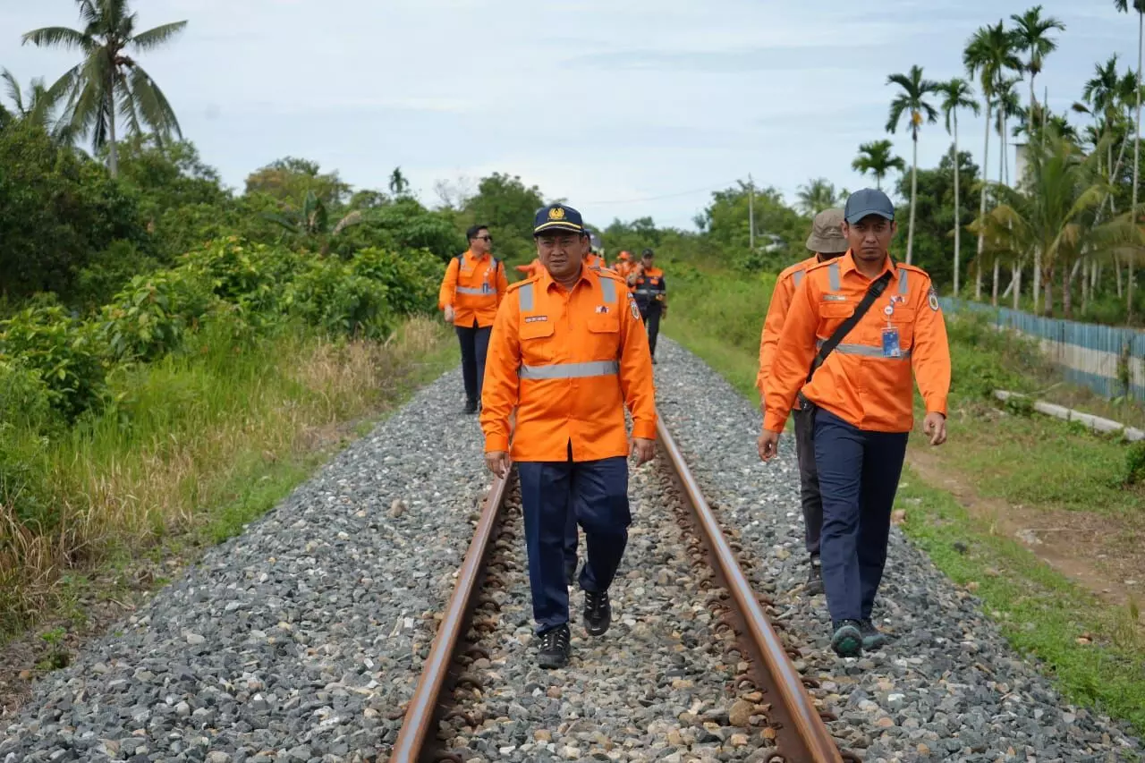 Tingkatkan keselamatan jelang Nataru, KAI Divre II Sumbar lakukan pemeriksaan lintas Tingkatkan keselamatan jelang Nataru, KAI Divre II Sumbar lakukan pemeriksaan lintas