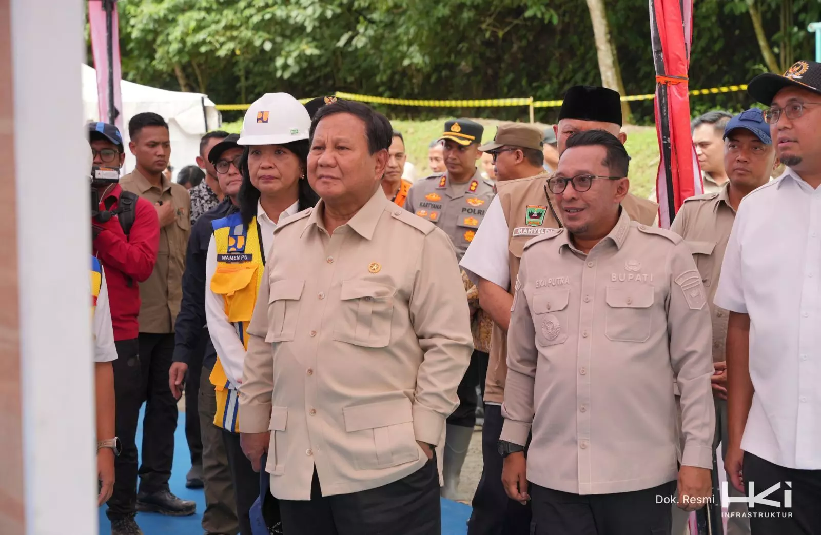Presiden kunjungi penanganan mendesak banjir dan longsor di Lembah Anai yang dikerjakan HKI Presiden kunjungi penanganan mendesak banjir dan longsor di Lembah Anai yang dikerjakan HKI