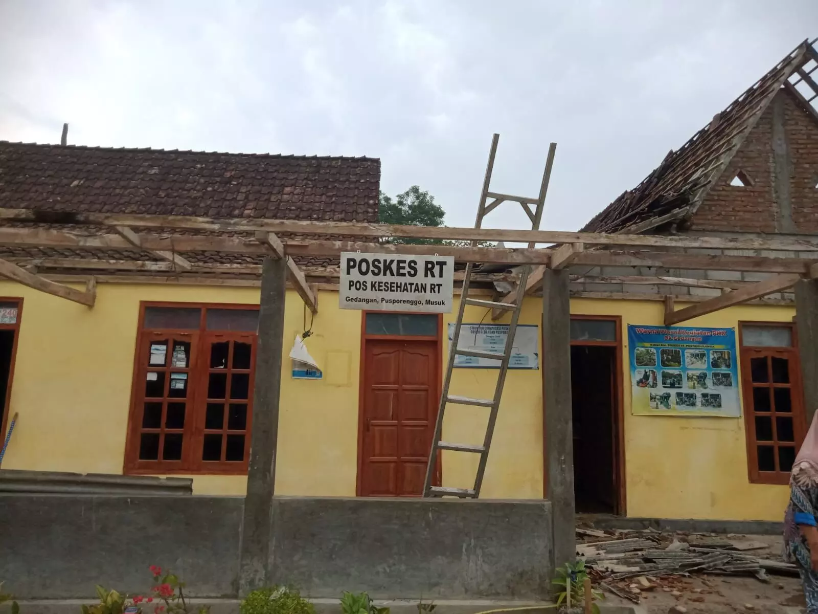 Hujan deras dan angin kencang terjang Pusporenggo, puluhan rumah rusak Hujan deras dan angin kencang terjang Pusporenggo, puluhan rumah rusak