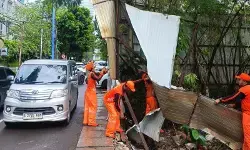 Petugas tangani pagar seng roboh halangi jalan di Setiabudi