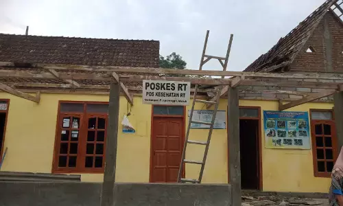 Hujan deras dan angin kencang terjang Pusporenggo, puluhan rumah rusak Hujan deras dan angin kencang terjang Pusporenggo, puluhan rumah rusak