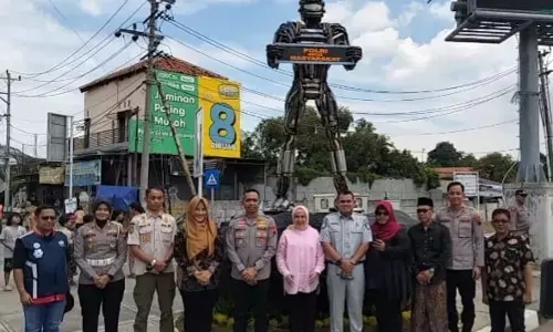 Polres Tegal edukasi masyarakat lewat patung knalpot brong di exit Tol Adiwerna