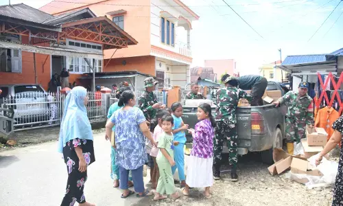 Satgas Arhanud 11/WBY salurkan susu bantuan Presiden untuk anak korban banjir di Tapsel