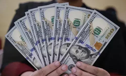 Pelemahan rupiah diiringi tekanan prospek pemangkasan suku bunga BI