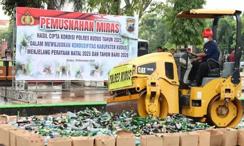 Peredaran masih tinggi, Polres Kudus musnahkan ribuan botol miras