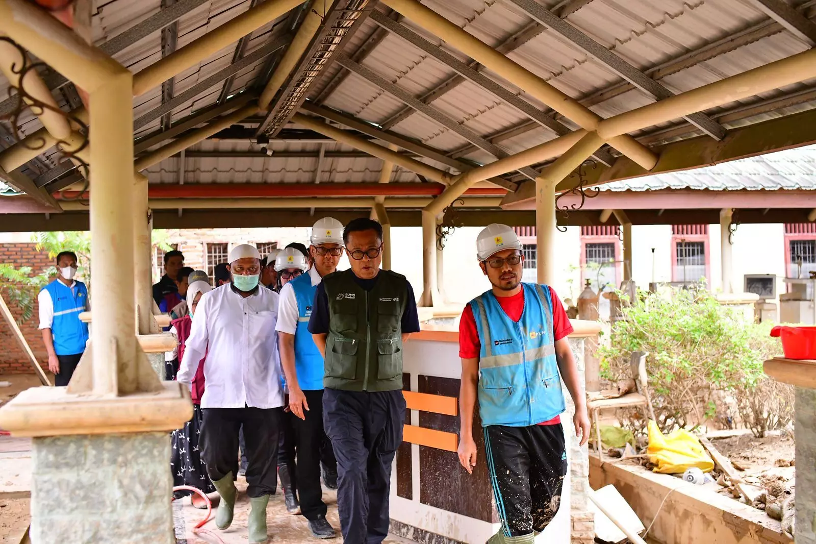 Direksi dan relawan PLN turun langsung percepatan pemulihan fasilitas umum di Aceh Direksi dan relawan PLN turun langsung percepatan pemulihan fasilitas umum di Aceh