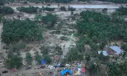 PLN gunakan crane sebagai tower darurat pulihkan listrik Aceh