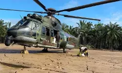 Helikopter AU mendarat di lumpur demi antar logistik ke Aceh Tamiang