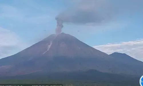 Gunung Semeru kembali erupsi dengan tinggi letusan capai 1,2 km