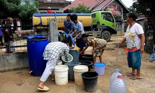 Mobil Tangki Air distribusikan air bersih untuk masyarakat Tapanuli Tengah pascabencana