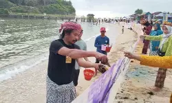 Aksi seniman Nasirun di Pantai Drini, Gunung Kidul, melukis di kanvas sepanjang 100 meter Aksi seniman Nasirun di Pantai Drini, Gunung Kidul, melukis di kanvas sepanjang 100 meter