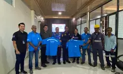 Program TJSL, Pelindo bagikan seragam untuk porter pelabuhan