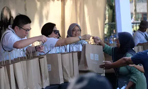 Gelar The Heart of LifeWear, UNIQLO bagikan baju untuk warga Borobudur dan Sumatera