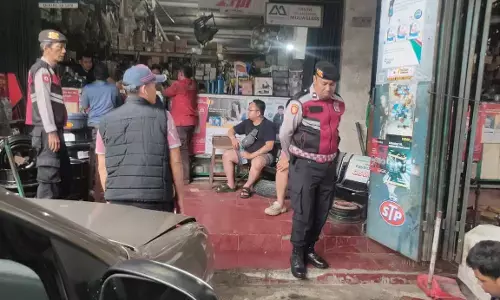 Polsek Ciputat Timur intensifkan patroli jalan kaki cegah gangguan kamtibmas jelang Nataru