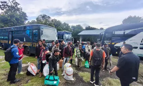 Pemprov Jateng pulangkan 100 warga terdampak Banjir Sumatera