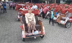 200 pengemudi becak di Kota Solo terima bantuan becak listrik dari Presiden Prabowo 200 pengemudi becak di Kota Solo terima bantuan becak listrik dari Presiden Prabowo