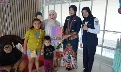 Sentuhan kasih di Hari Ibu, KAI Divre II Sumbar berbagi apresiasi untuk penumpang perempuan