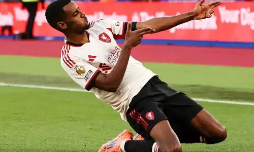 Alexander Isak alami cedera serius di pergelangan kaki
