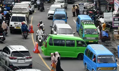 Angkot di Puncak dihentikan selama libur Nataru, pengamat ingatkan dampak lanjutan