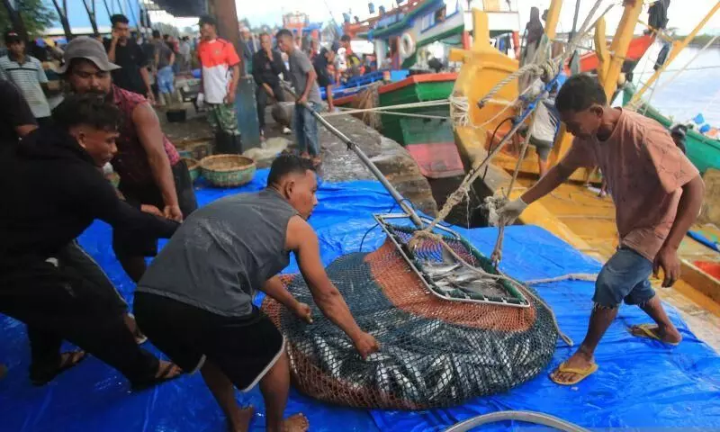 Tiga nelayan RI diselamatkan kapal tanker Malaysia Tiga nelayan RI diselamatkan kapal tanker Malaysia