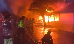 Polres Pemalang sigap amankan TKP kebakaran dan bantu evakuasi barang dagangan Polres Pemalang sigap amankan TKP kebakaran dan bantu evakuasi barang dagangan