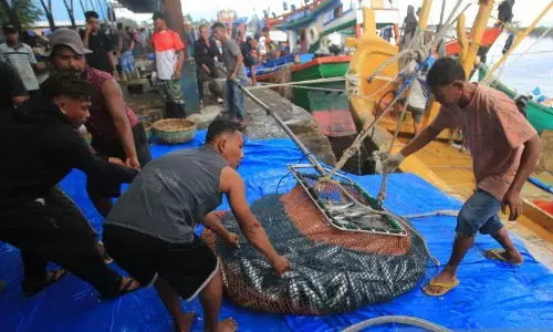 Tiga nelayan RI diselamatkan kapal tanker Malaysia Tiga nelayan RI diselamatkan kapal tanker Malaysia