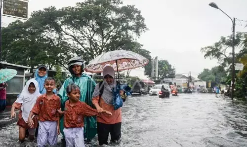 BPBD imbau masyarakat waspadai perubahan cuaca saat masa liburan BPBD imbau masyarakat waspadai perubahan cuaca saat masa liburan