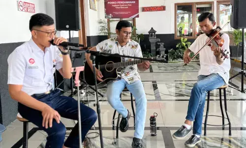 Hadirkan suasana berbeda di Masa Nataru, KAI Divre II Sumbar suguhkan live music di Stasiun Padang