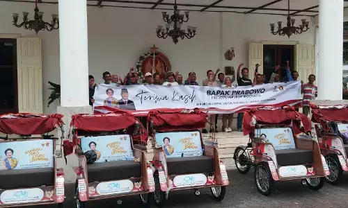 Presiden Prabowo bagikan 200 becak listrik di Yogya, pengayuh becak terharu