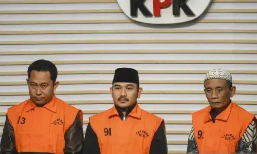 KPK geledah rumah penyuap Ade Kuswara, sita dokumen dan diska lepas