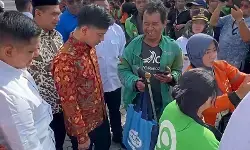 Gibran salurkan sembako, sapa ojol bertongkat di Tawang