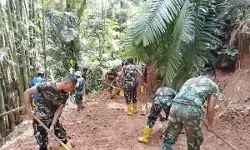 TNI dikerahkan buka akses jalan di Kabupaten Agam, Sumbar