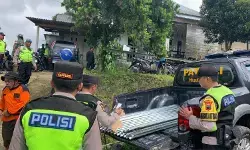 Polisi salurkan bantuan seng pada korban angin kencang di Wonosobo