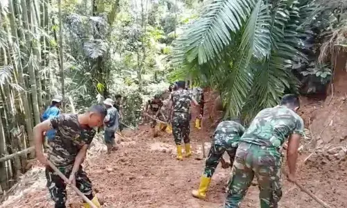 TNI dikerahkan buka akses jalan di Kabupaten Agam, Sumbar
